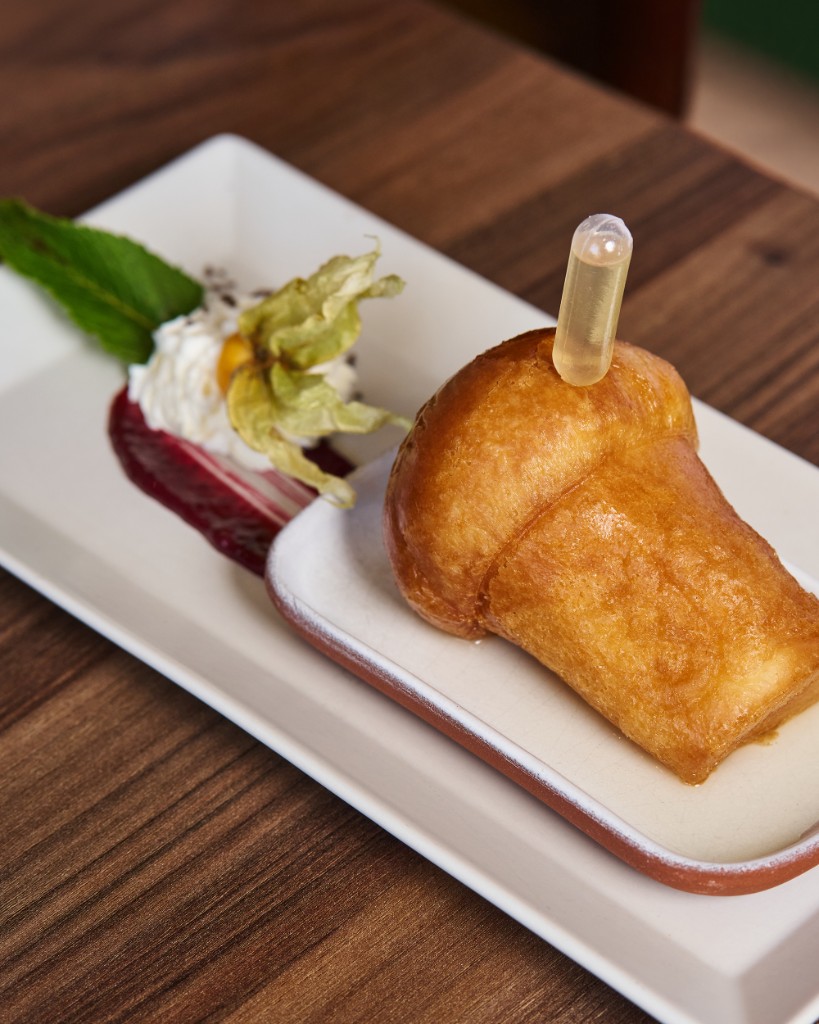 Babà au rhum, pipette, crème et physalis