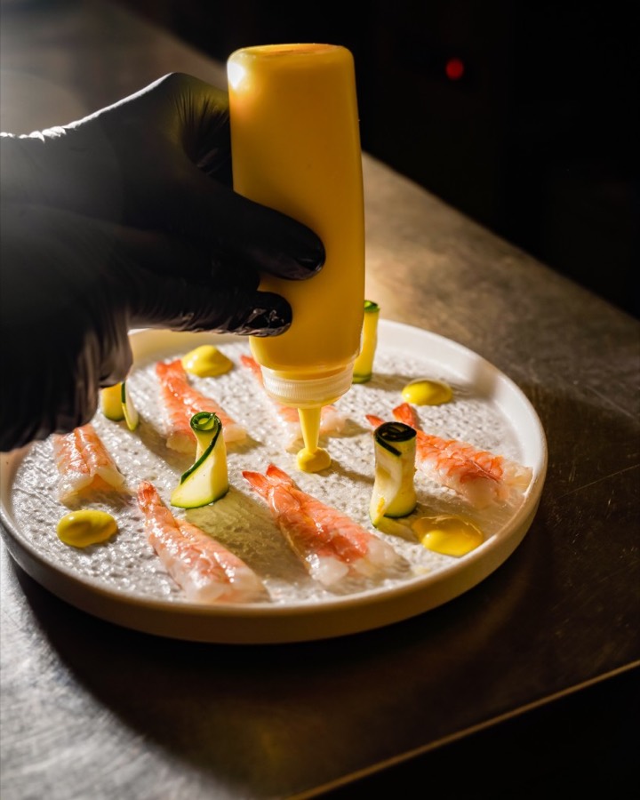 Assiette de gambas dressée par le chef