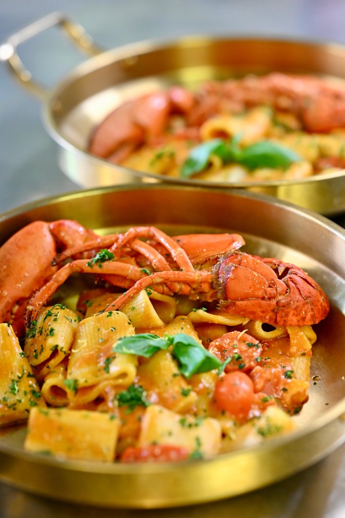 Paccheri au homard, basilic et tomates cerises