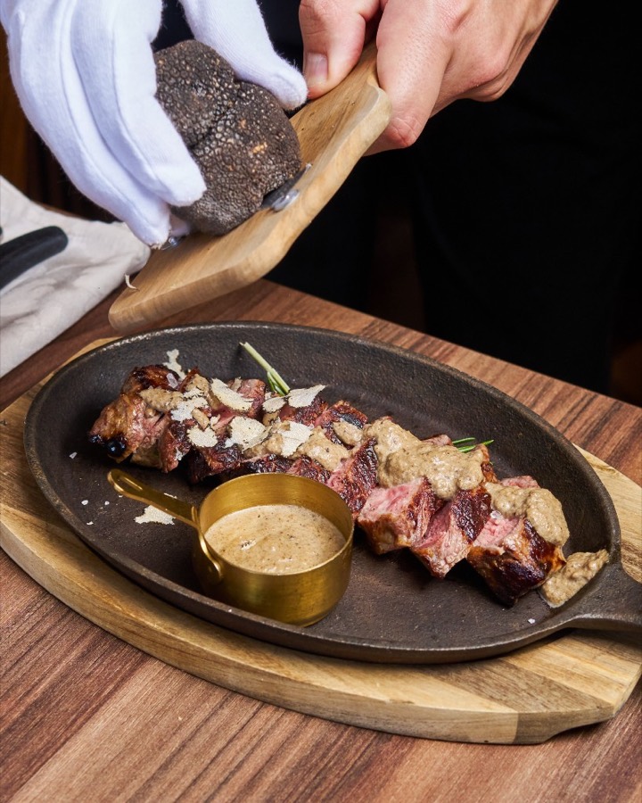 Truffe noire râpée à table sur une viande