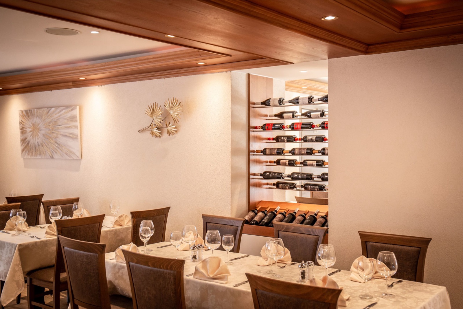 La salle et la cave à vin vitrée du restaurant