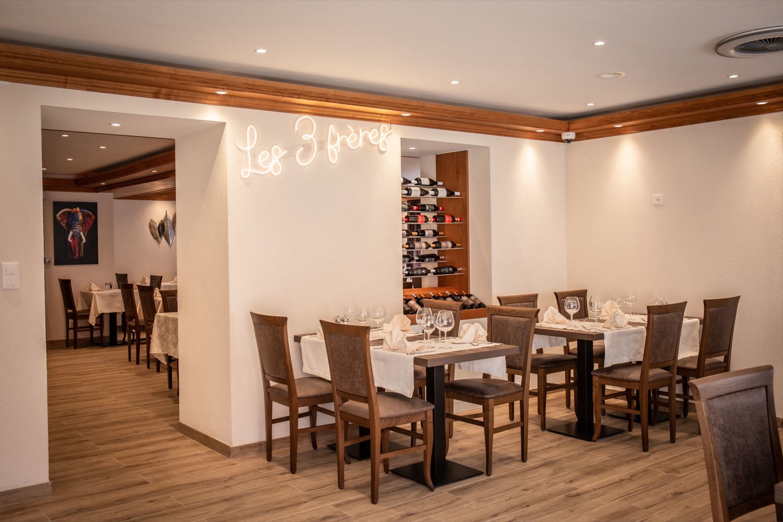 Salle du restaurant Les 3 Frères, au rez-de-chaussée de l’hôtel
