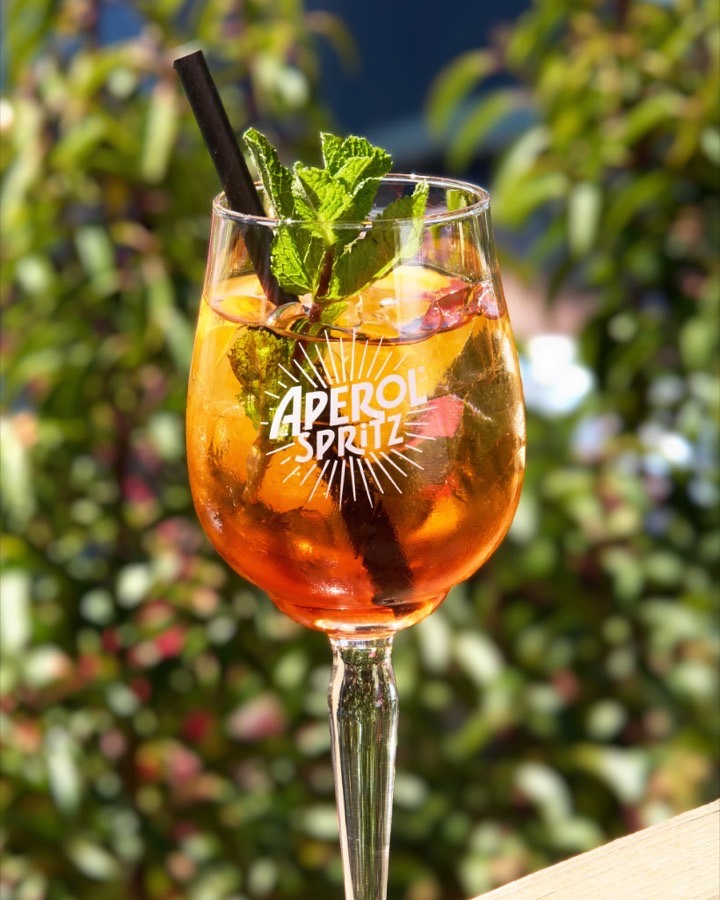 Aperol Spritz, menthe et paille