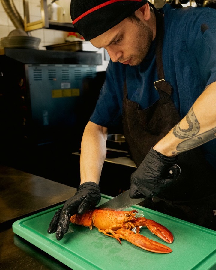 Homard découpé en cuisine