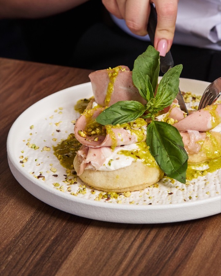 Pâte frite, mortadelle, crème et pistache, coupée à table