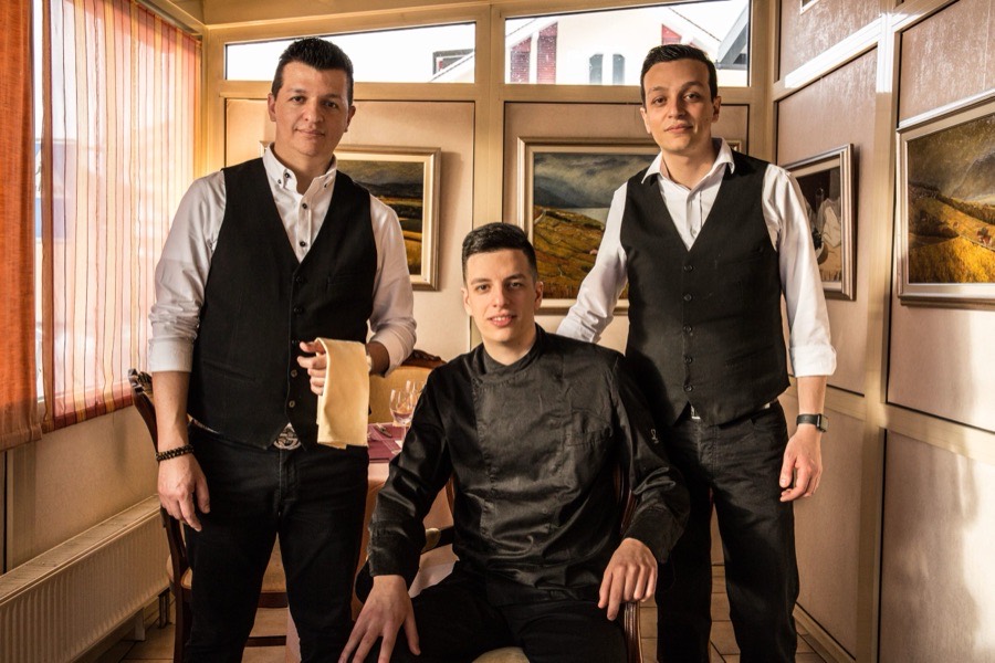 Bruno, Davide et Giuseppe, les trois frères de l’Hôtel des Alpes, dans la salle du restaurant