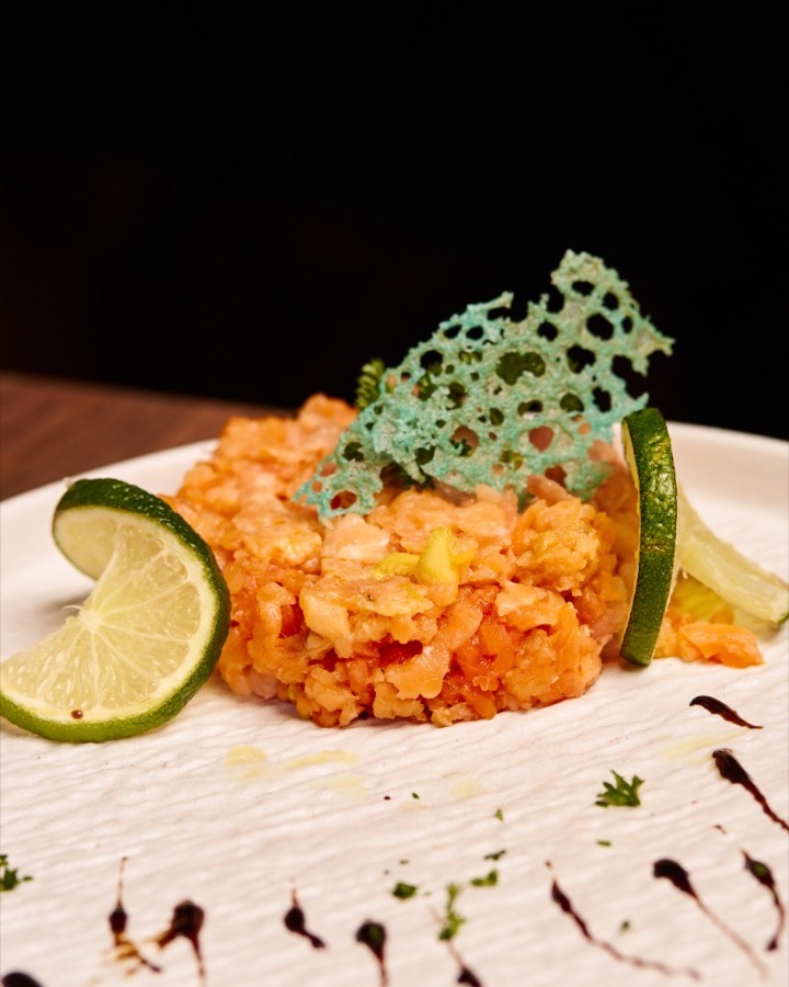 Tartare de saumon, tuile et citron vert