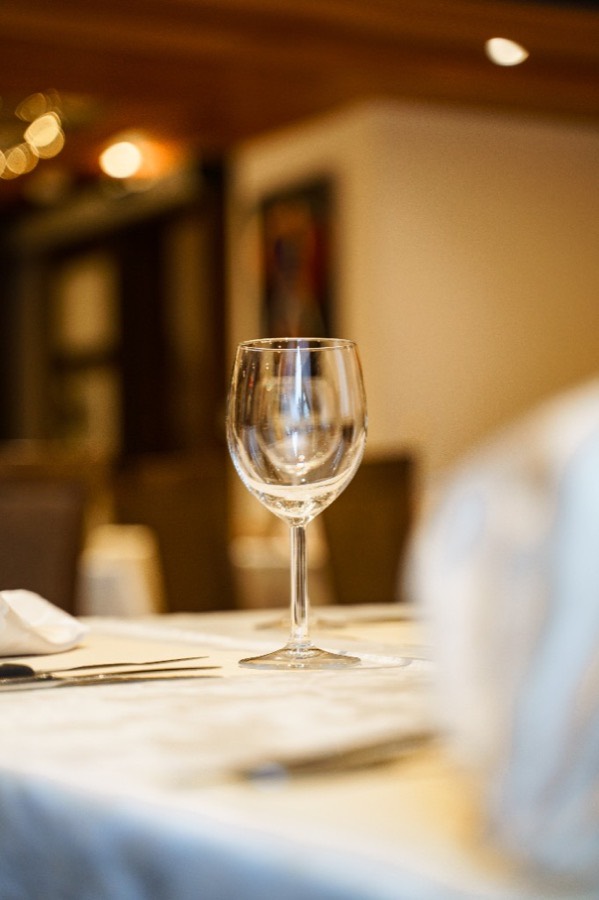Verre à vin vide sur une table dressée